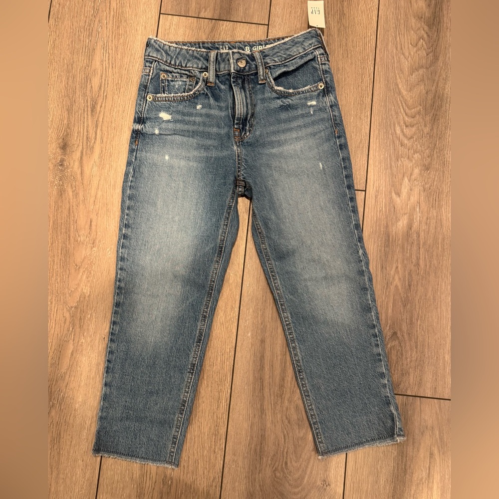 NWT girls GAP-size 8- Girlfriend high rise jeans with a frayed bottom.